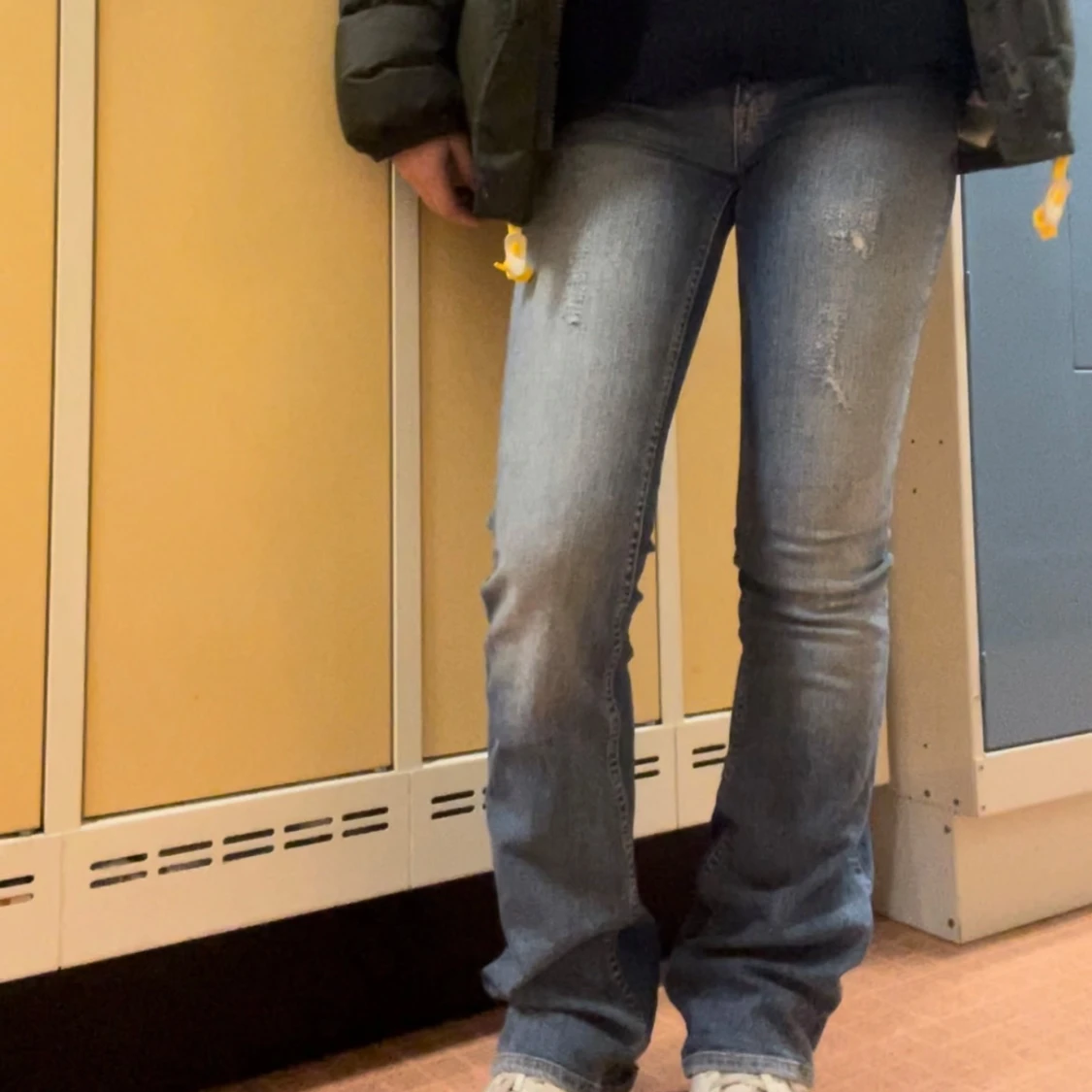 Blå jeans med slitningar - 2