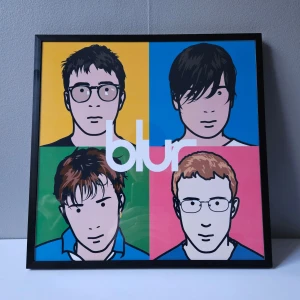 Blur - Albumaffisch, 31.5x31.5cm  - Blur - Blur: Best Of albumaffisch, 31.5x31.5   Helt ny - Passar bra i IKEAs tavelram Lomviken!  Skickas i papprulle - Ramen ingår inte!