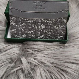 Grå kortfodral  - Säljer ett stilrent grått kortfodral 