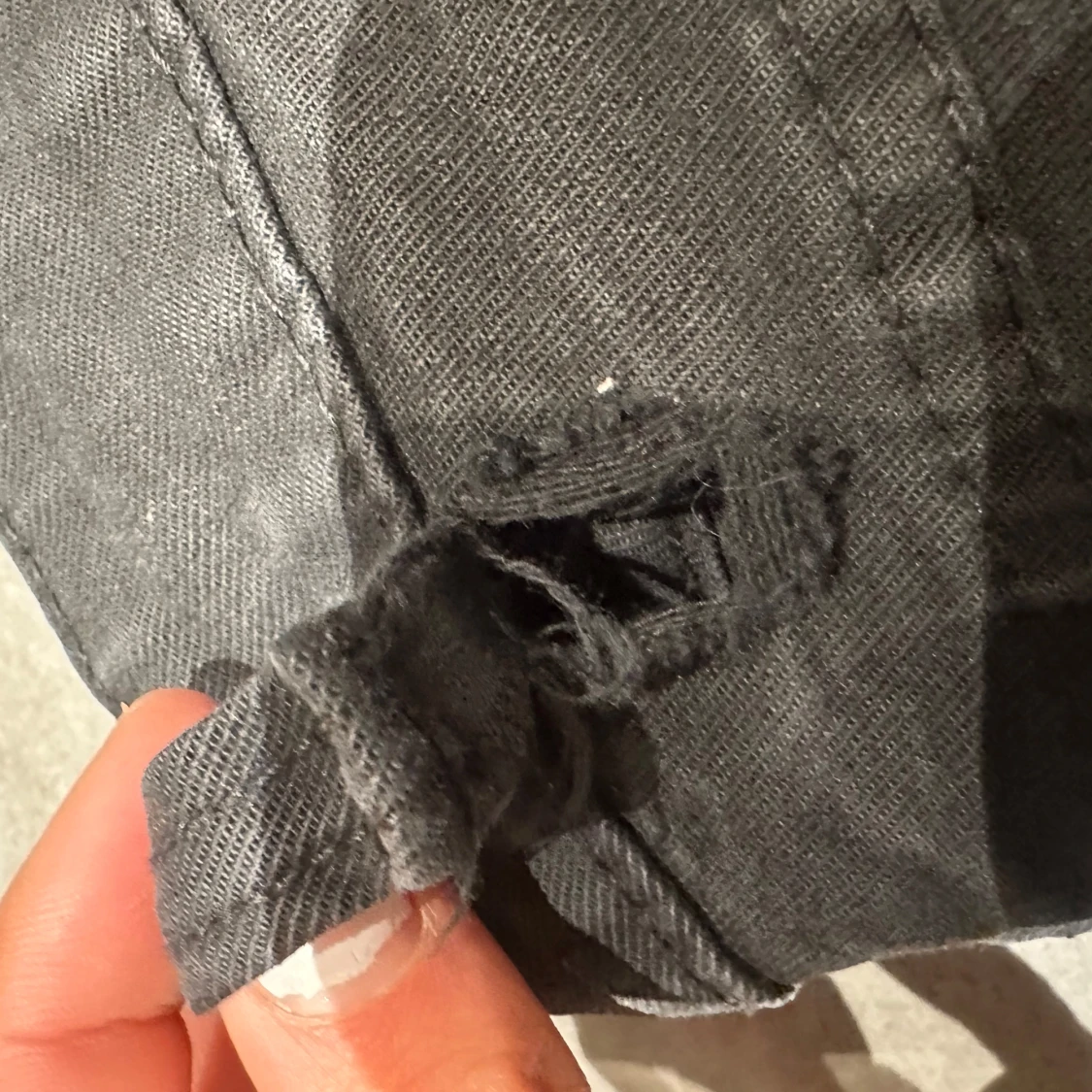 Svarta jeans med detalj på bakfickorna  - 2