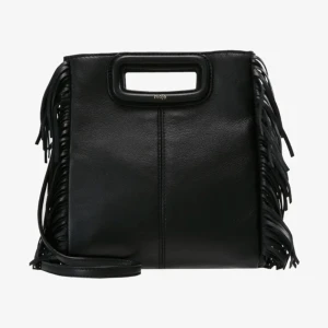 Svart axelväska med fransar från maje  - Majeväska i nästan helt nytt skick, använd vid några tillfällen!! Skulle säga i nyskick!!