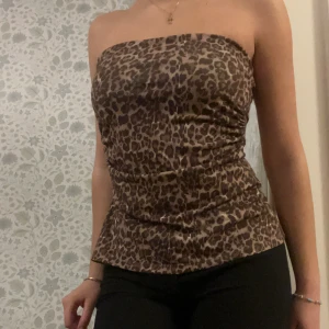 Leopardmönstrad tubtopp - Leopard topp med slit på sidan 