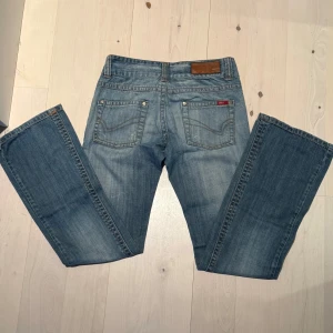 Lågmidjade jeans från Only - Snygga blå jeansbyxor från Only. Lågmidjade boot cut! 💗/ säljer pga dem är för små för mig….  Midjemått tvärs över: 33 cm - Innerbenslängd 77cm / pris kan diskuteras
