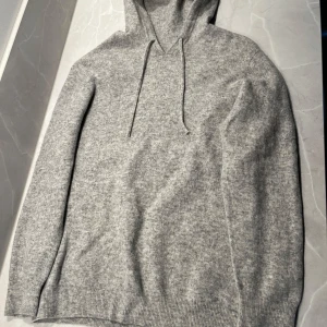  Kashmir Hoodie  -  Säljer nu en grå Kashmir hoodie på grund av att den är för liten för mig. Hoodien är i storlek XS bara att höra av er vid frågor eller funderingar. MVH Viggo