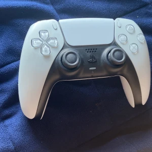 Spel kontroll till ps5  - Skick är bra använt några gånger. Öppen till pris förslag 