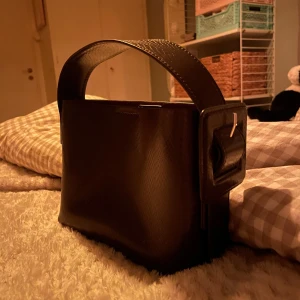 Handväska  - Super fin väska från Wera, den är i färgen brun och har ett sort tryck på lädret. Skriv gärna till mig för att få tydligare bilder!! OBS; Det är ej samma färg på väskan jag säljer som på den andra bilden 🥰🥰 nypris: 1200kr