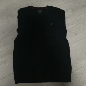 Svart kabelstickad tröja från Ralph Lauren - Säljer en snygg kabelstickad tröja från Ralph louren, perfekt nu innan sommaren ( går att använda på sommaren lite kallare dagar) tröjan är i väldigt bra skick, inga tecken på defekter eller hål alltså inga fläckar på något sätt. Hör av er vid frågor eller prisförslag.. mvh Liam🤠