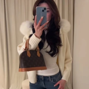 Vit jacka med pälshuva från Alessa. - Snygg vit jacka med fluffig äkta pälshuva som är helt oöppnad då jag råka beställa hem två. Köpt för 2000kr. Är även öppen för byte mot en annan färg eller någon annan jacka, krav att det är nyskick!