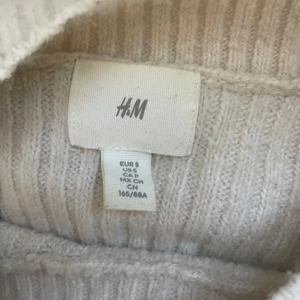 Säljer en mysig stickad tröja från H&M i beige och blått. Tröjan har ett randigt mönster och långa ärmar. Skriv privat vid intresse💕. Neuletakit & Villapaidat.