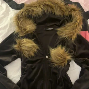 Fur hoodie med vingar - Fin zip up i velour från märket Gina tricot men har sattit på vingarna och pälsen, storlek s men sitter bra på mig löst som har xxs och är 157. Skriv för frågor eller mått💕