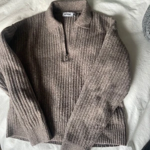 Beige ribbad tröja från Weekday - Beige brun tröja i tjockt material från Weekday. Nypris 600kr