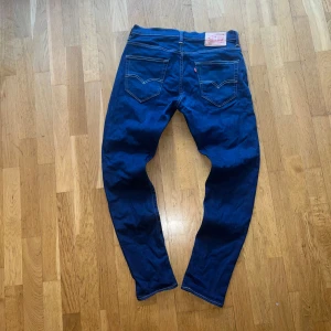 Levis 520 jeans - Feta jeans i mörk snygg färg | Bra skick | Nypris 1400 | Hör av er vid minsta fundering🤗