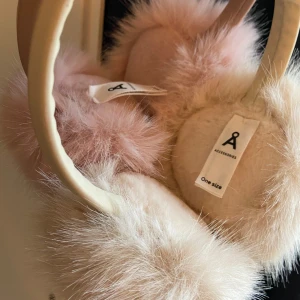 Oanvända öronmuffar  - Så söta öronmuffar från Åhléns, två för en💝kommer med kvitto 