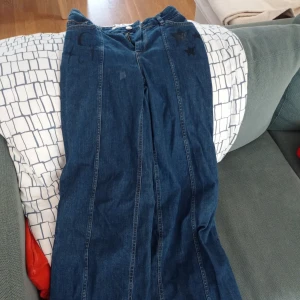 Snygga jeans - Jättefina jeans från second hand, har påritade sjärnor och månar och en vit fläck som nog enkelt åker bort i tvätten. 