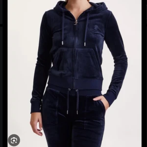 Mörkblå velour hoodie - Juciy couture set. Mörkblå. Går inte till använing mer, bra skick 