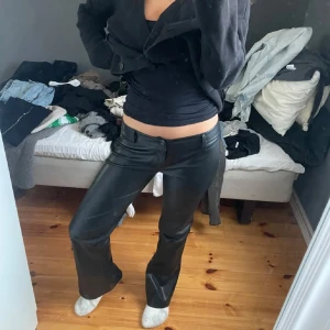 Skinnbyxor  - Svarta skinnbyxor från about you