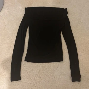 Tröja - Svart off the shoulder tröja