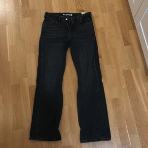 Svarta jeansbyxor från Karve - Snygga svarta jeansbyxor från Karve med straight bootcut-stil. Perfekta för en avslappnad look. De har en klassisk design med fem fickor och knappgylf.