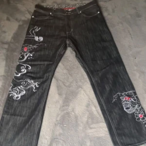 True religion jeans - Skit feta artful dodger jeans men broderat tryck inget fel på svåra att få tag i då märket inte görs längre dom är i storlek 36 perfekt för dig som vill sticka ut i mängden 