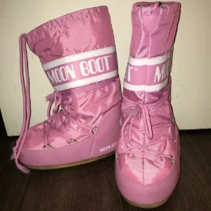 Rosa Moon Boots - Säljer mina ursnygga rosa moonboots som tyvärr har gått sönder i sulan. Kan vara något som sjölv går att laga med lim men har inte testat därför säljer jag för en billig peng🥰 storlek 35-38.