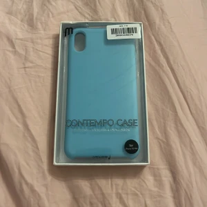 Blått mobilskal från Mobello - Säljer ett stilrent blått mobilskal från Mobello, designat för iPhone Xs Max. Skalet är tillverkat i ett mjukt material som ger ett bra grepp och skyddar din telefon mot repor och stötar. Perfekt för dig som vill ha ett enkelt och snyggt skydd till mobilen. 💙 Oanvänt!