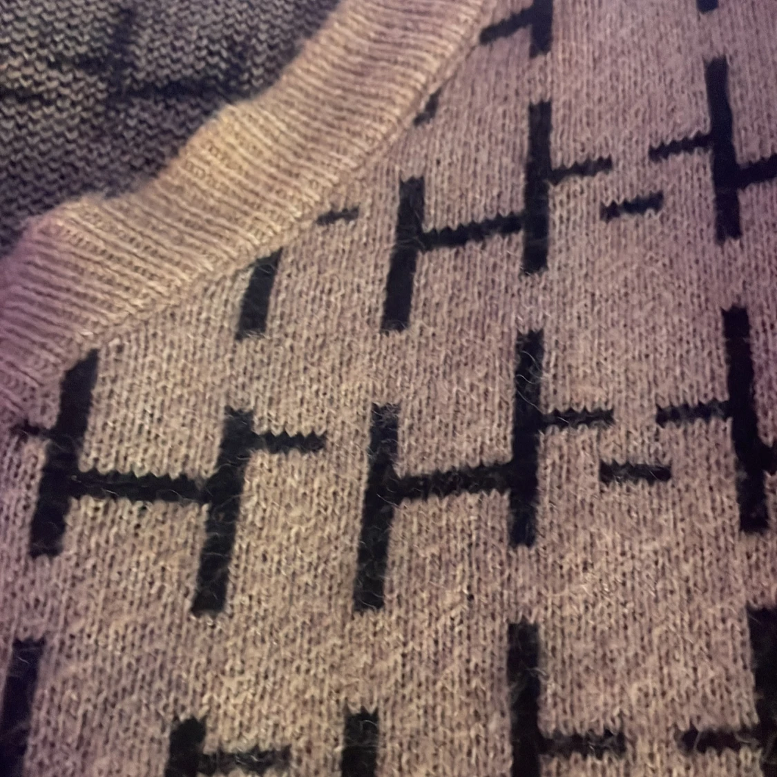 Beige stickad tröja med svart mönster - 2