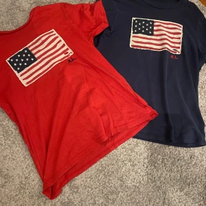 T-shirts med amerikansk flagga från Polo Ralph Lauren - | Två snygga t-shirts från Polo Ralph Lauren med amerikansk flagga tryckt på framsidan. En i röd och en i marinblå färg. Perfekta för en avslappnad stil med en touch av patriotism |  Mitt pris: 499 |  nypris: runt 1000kr | pris kan diskuteras vid snabb affär |