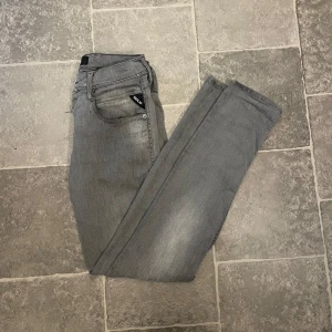 Replay Anbass Hyperflex - •7/10 skick - fina överlag, men en mindre defekt vid gylfen, därav priset✅ •Storlek W29, L32📏 •Inkluderat - jeans👖 •Fraktar oftast inom 24h📦 •Nypris - 1600 SEK💸