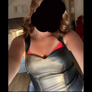 skinn topp - Sviiin snygg skinn topp med en dragkedja baktill, köptes i Gdansk i somras och har använt max 3 gånger. Skriv vid frågor eller liknande 😊🩷.