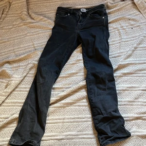 Svarta jeans - Snygga svarta jeans med klassisk femficksdesign. Byxorna har boot cut passform. Dem har en lagning som jag försökte visa på bilden men de är inget som syns när man har på sig byxorna