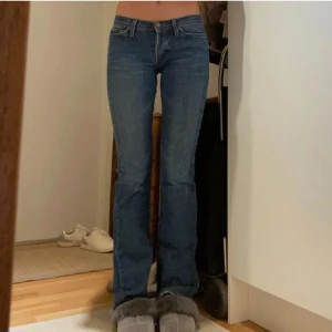 low waist vintage bootcut jeans - Snygga blå bootcut jeans. Bildern är från förra ägaren. Midjemåttet: 35cm rakt över Innerbenslängd: 83cm. Står storlek 27 i men skulle säga att de är mer en 26. Skriv vid frågor🥰