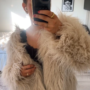Beige pälsjacka - Säljer en fluffig och trendig beige pälsjacka. Jackan har en oversize passform 😍