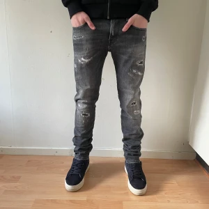 Grå Replay Anbass jeans - Snygga grå Replay Anbass jeans med slitna detaljer. De har en slim passform och är perfekta för en trendig look. Tillverkade i ett bekvämt jeansmaterial som ger en skön känsla hela dagen. Passar runt 175-180 cm och 60-70kg. Slitningarna ger en speciell touch på byxorna vilket är riktigt fett!. Priset är diskuterbart. Tvivla inte på att fråga ⭐️✨