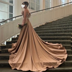 Förlovningsklänning (säljer klänningsn åt en vän)  - Exklusiv handgjord förlovningsklänning – Designad av Mimoza Kadriaj  Säljer min unika och lyxiga förlovningsklänning, skapad av den kända designern Mimoza Kadriaj i Kosovo. Klänningen är handgjord av högkvalitativa, exklusiva material och är täckt med gnistrande kristaller som ger en fantastisk lyster.  En lång, elegant kjol medföljer för en dramatisk och kunglig känsla. Klänningen har endast använts en gång och är i perfekt skick. Passar storlek  xxs–S.  Nypris: 25 500 kr, pris kan diskuteras!