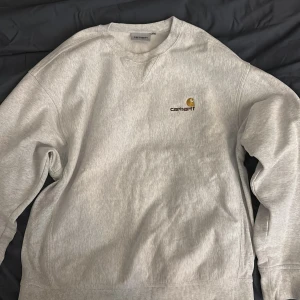 Grå sweatshirt från Carhartt - knappt använd inga defekter 