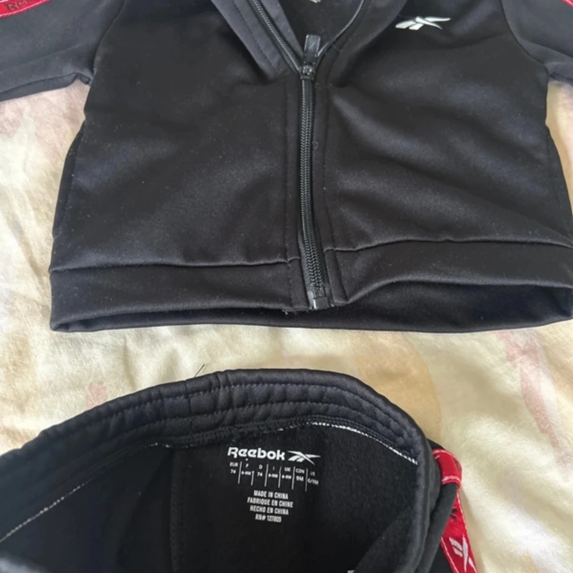 Svart hoodie från Reebok med röda detaljer - 3