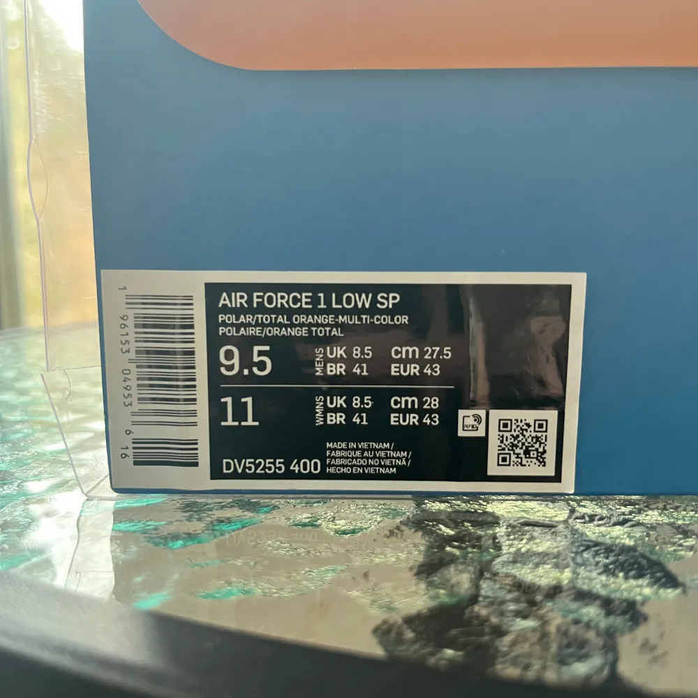 Säljer ett par unika och färgglada Nike air force 1 i samarbete med undefeated. Skulle säga att de är i ett bra skick bara lite smutsiga på sulan men kan tvättas och är lite creasade. De är ganska sällsynta. Säljs för att de är för små. Storlek 43. Alla tillbehör ingår. Säljs för typ 2000 plus på andra sidor.. Kengät.
