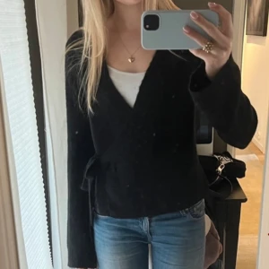 Omlottkofta  - Säljer denna omlottkoftan som är ny och endast använd en gång❤️