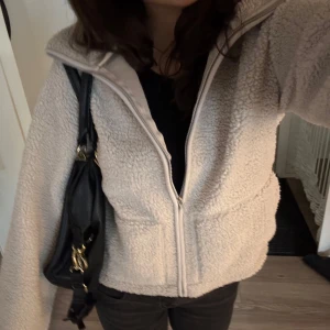 Beige teddyjacka - Mysigaste beige teddyjacka från Lager157 med dragkedja framtill, storlek XS. Perfekt nu till våren eller kyligare kvällar på sommaren 💕Jackan har också en hög krage och långa ärmar. Helt slutsåld på hemsidan i xs 💗Helt oanvänd, precis som ny! 🫶🏻