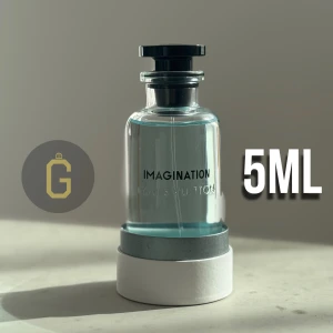 Louis Vuitton Imagination 5ml - 🔥 Upplev Louis Vuitton Imagination – utan att spränga plånboken! 🔥  Drömmer du om en doft som osar lyx, frihet och raffinerad elegans? Louis Vuitton Imagination är en hypnotisk blandning av citrus, ambroxan och svart te – en doft som signalerar klass och sofistikation.  Men låt oss vara ärliga… En hel flaska kostar en förmögenhet. Vad händer om du kan få uppleva den utan att lägga tusentals kronor direkt? Ta chansen du kommer inte att ångra dig.  