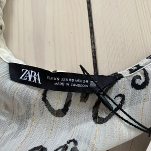 Blus från Zara - En fin blus från Zara, den är luftig och skön mot huden. Den är v ringad. Lappen är kvar, köpt för 329kr säljer för 250kr. Storlek XS men lite stor i storleken så passar fint för S också