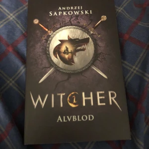 Witcher: Alvblod - Boken 'Witcher: Alvblod' av Andrzej Sapkowski på svenska. Suttit på en hylla i några månader. Lite vikt i mitten av boken (finns bild)