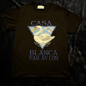 Casablanca t shirt - 9/10 skick använd få gånger. Oversized t shirt från Casablanca stilren för sena sommar kvällar priset är inte hugget i stin med snabb affär kan den vara av din för ett bra pris