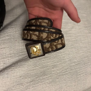 Brunt Dior bälte  - Brunt dior bälte köpt på bukowski i sjukt bra sick ny pris ca 10000 de är gjort av läder och monogram tyg på utsidan 