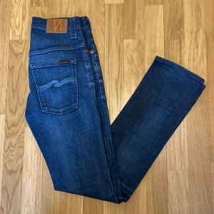 Nudie Jeans - Säljer ett bara galet feta Nudie Jeans ~ Thin Finn | Dom är väldigt små i storleken, skriv gärna längd & vikt innan köp | Storleken på lappen är 31/34 men skulle säga att dom är 28/32 | Nypris är 1700kr, vårat är 449kr | Skriv gärna vid fundering 💭 