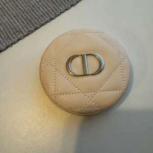 Dior bronzer  - En revolutionerande sommar som aldrig tar slut, Diors hälsosamma lyster: skapa en hudton som ser naturligt solkysst ut med både värme och djup. Det mjuka och lätta pudret smälter sömlöst in i huden och ger ett naturligt, långvarigt resultat. Det är berikat med pensé och bevarar hudens naturliga fuktnivå för att ge exceptionell komfort hela dagen. 