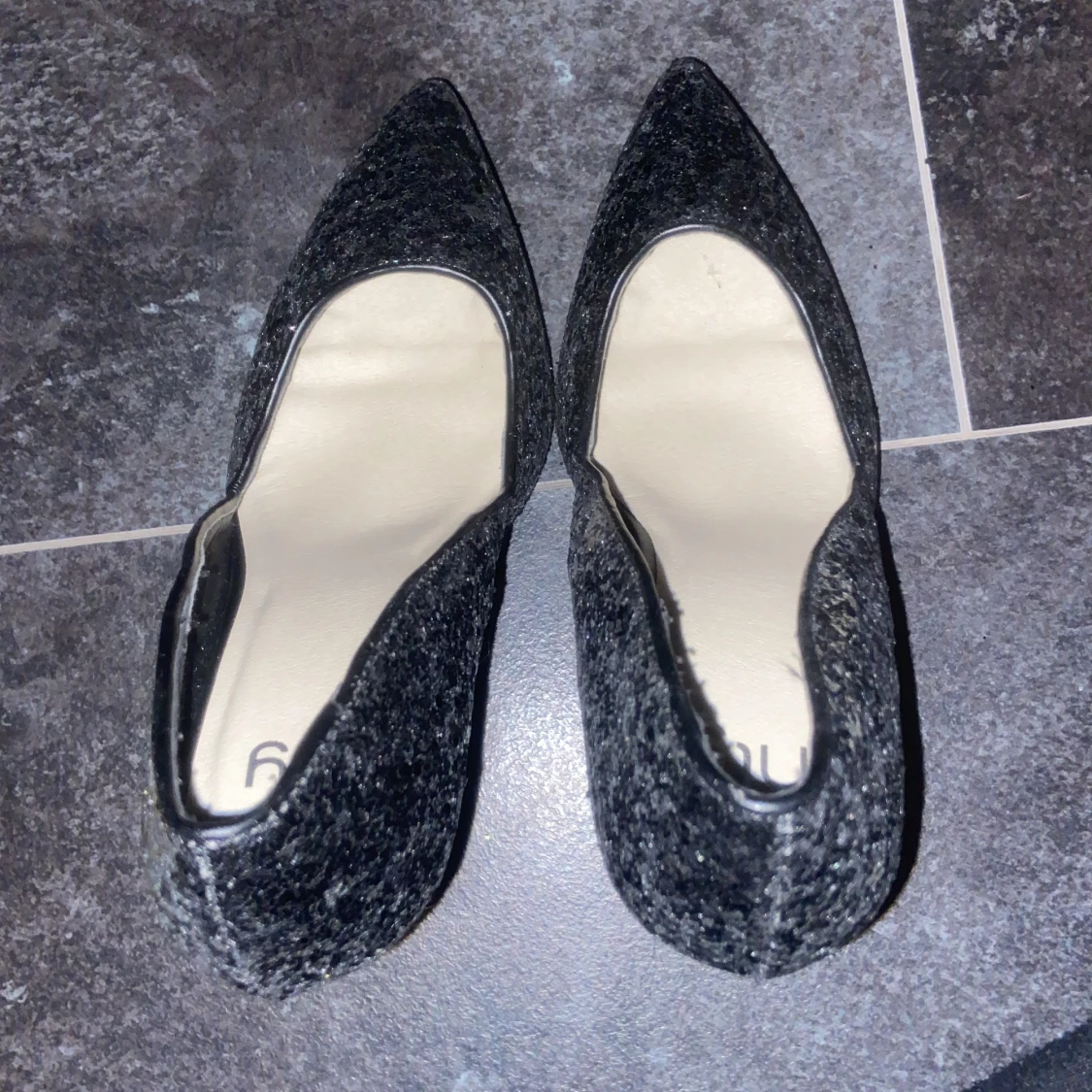 Svarta glittriga pumps  - 3