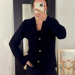 Svart ullkofta från H&M - Svart ullkofta från H&M. Använd fåtal gånger. Strl: S 