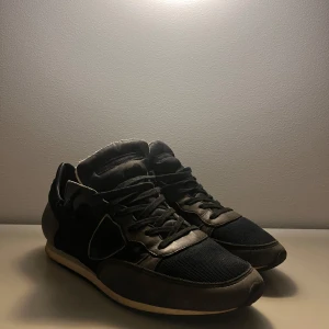 Philippe model trainers - Säljer dessa otroligt feta och stilrena Philippe model trainers för en bra slant och de är bra nu t våren. De är i bra skick och har inga synliga defekter. Kom privat för andra bilder eller annan information! (Pris kan diskuteras)
