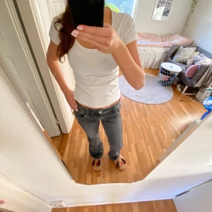 Jeans  - Säljer ett par skitsnygga par jeans från Gina Young där jag sprätt bort fickorna för att få en mer unik stil men det har fått ett hål jag sytt ihop och syns lite nye på långt håll. Utöver det jag sytt är de i väldigt bra skick😊